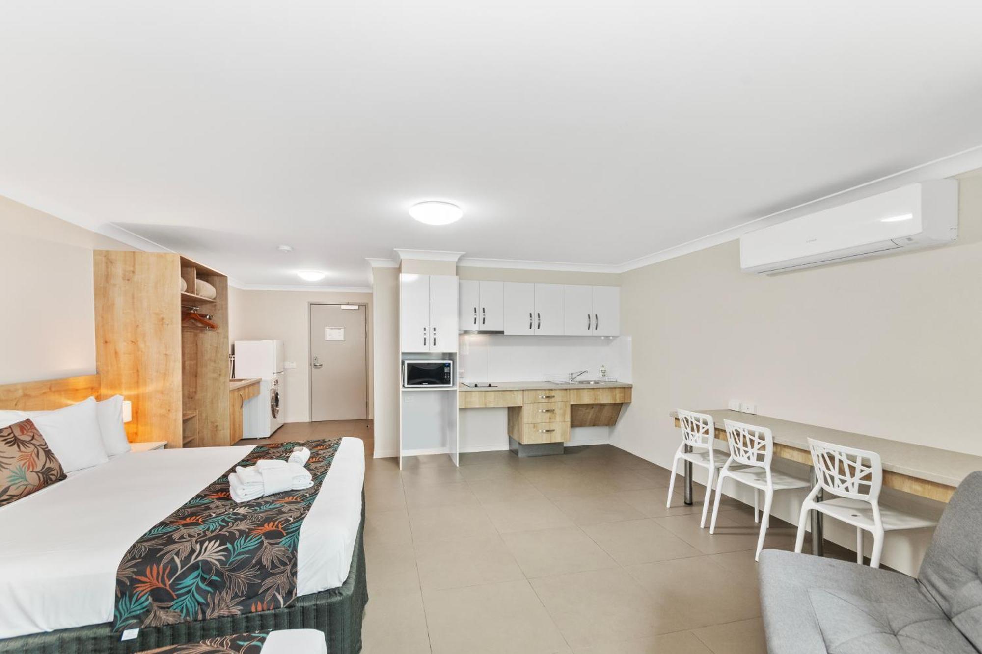 Castle Crest Motel Таунсвилл Экстерьер фото