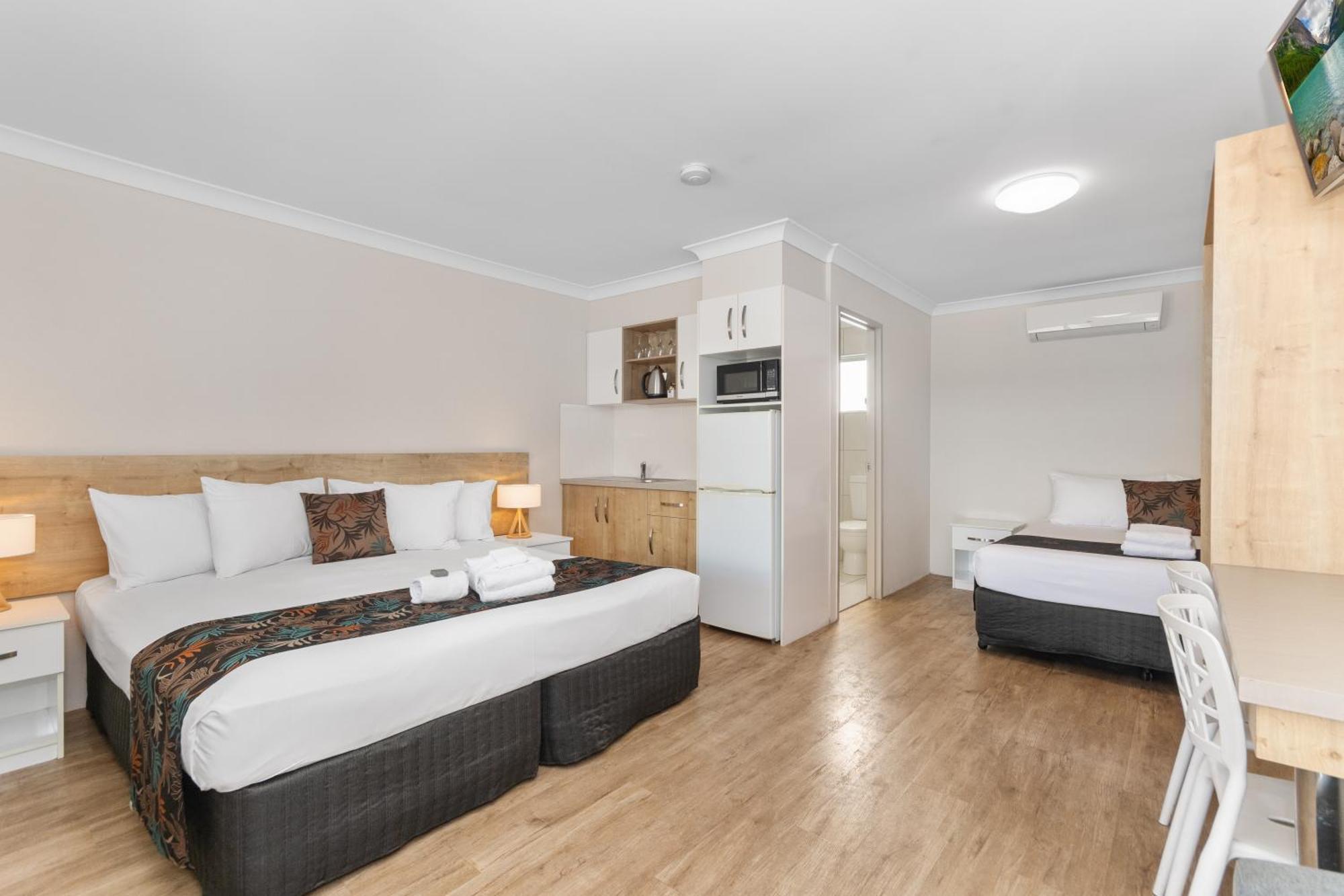 Castle Crest Motel Таунсвилл Экстерьер фото