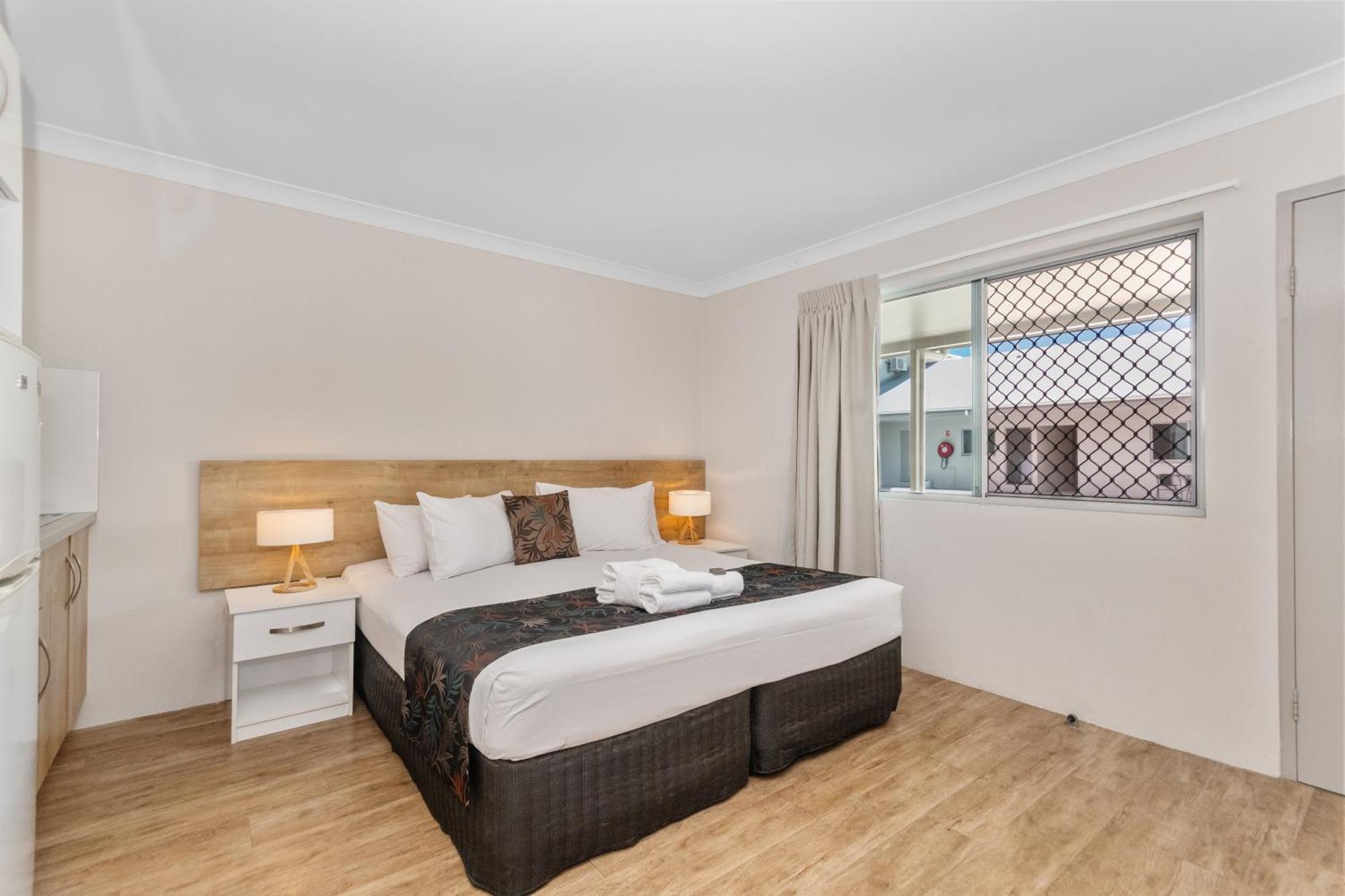 Castle Crest Motel Таунсвилл Экстерьер фото