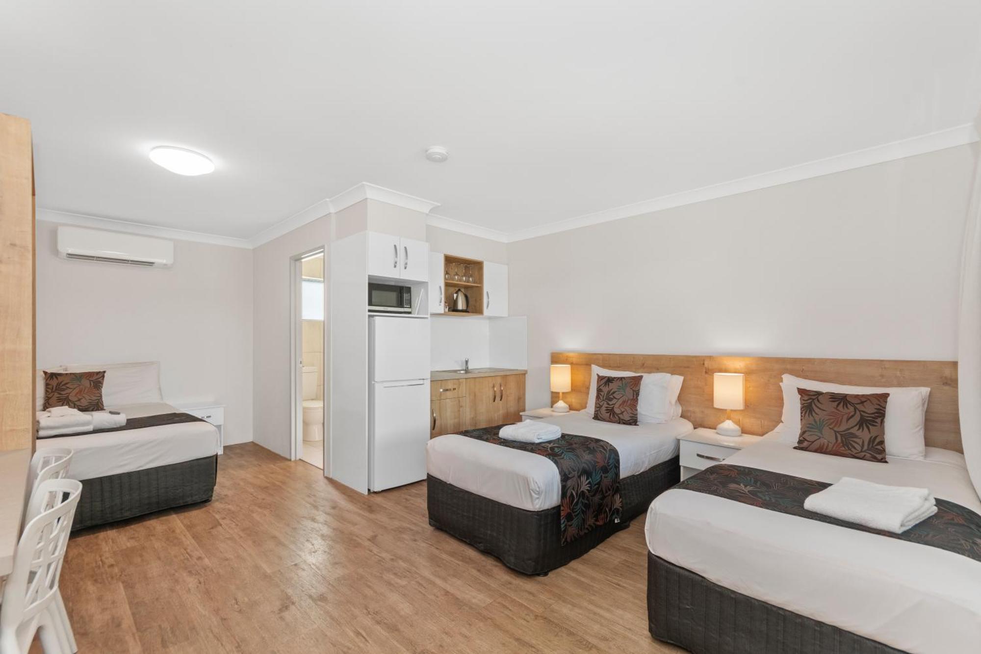 Castle Crest Motel Таунсвилл Экстерьер фото